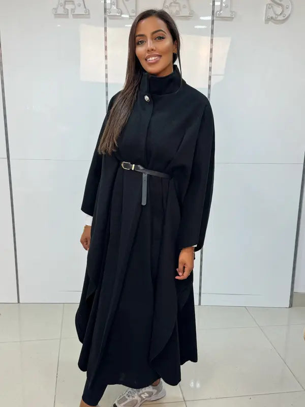 Manteau long avec cape ceinturée