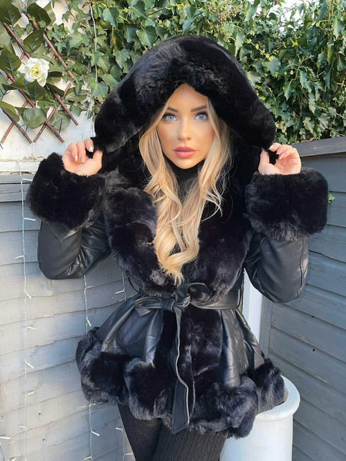 Manteau à capuche en fourrure ceinturé