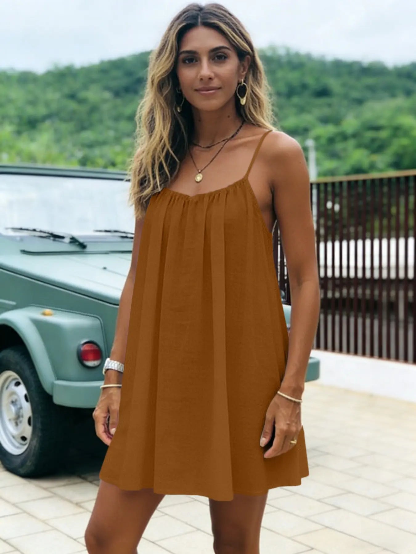 Nouvelle Robe Courte Unie à Fines Bretelles et Dos Nu