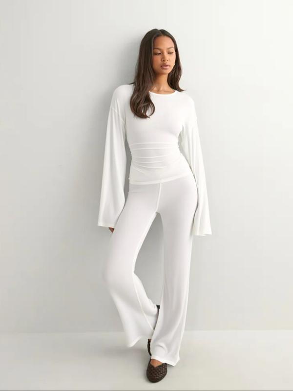 Ensemble décontracté pour femme : Haut à manches longues évasées et col rond, et pantalon droit à taille élastique, idéal pour le quotidien.