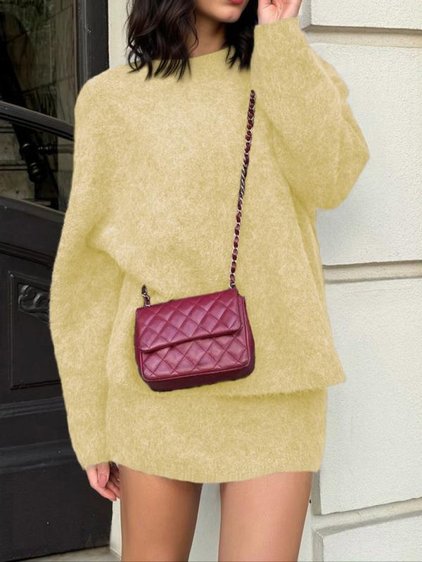 Ensemble deux pièces élégant et décontracté pour femme Automne-Hiver, avec haut et jupe en maille, parfait pour des sorties chic, prêt-à-porter féminin