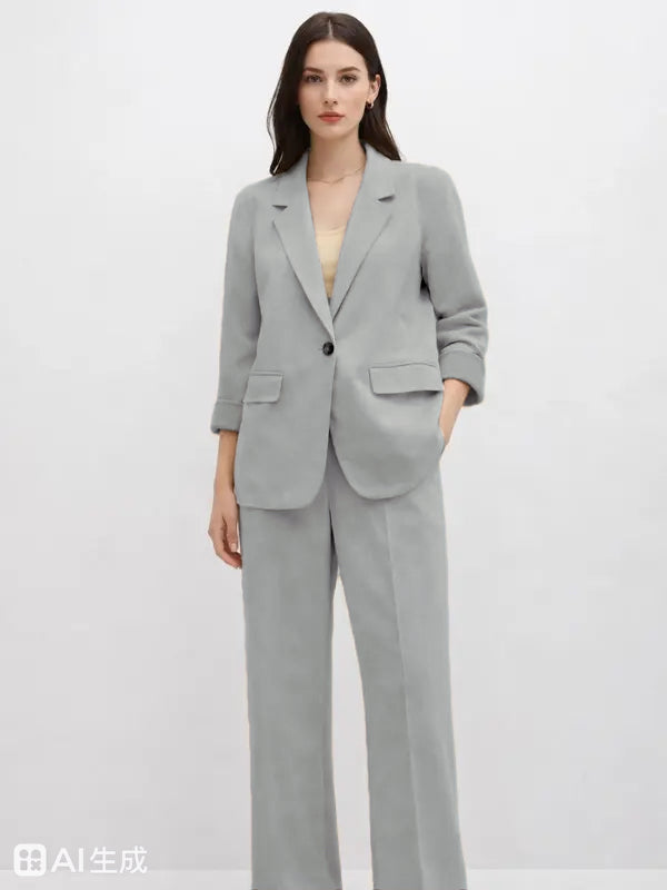 Costume en suède — Doté d'une silhouette fluide et moderne.
