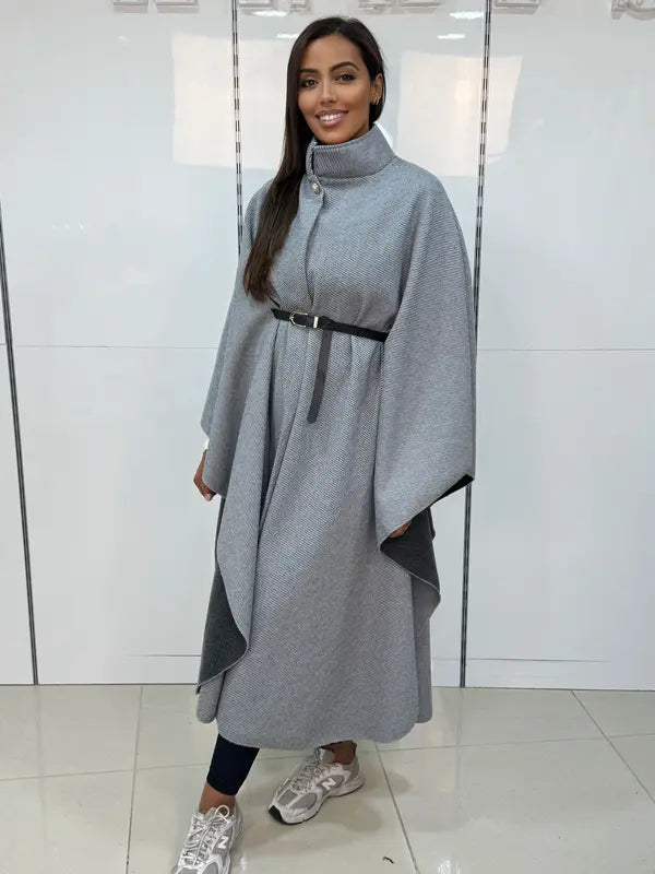 Manteau long avec cape ceinturée