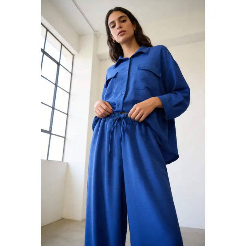 Ensemble deux-pièces : haut ample style chemise, pantalon ample, taille élastique.