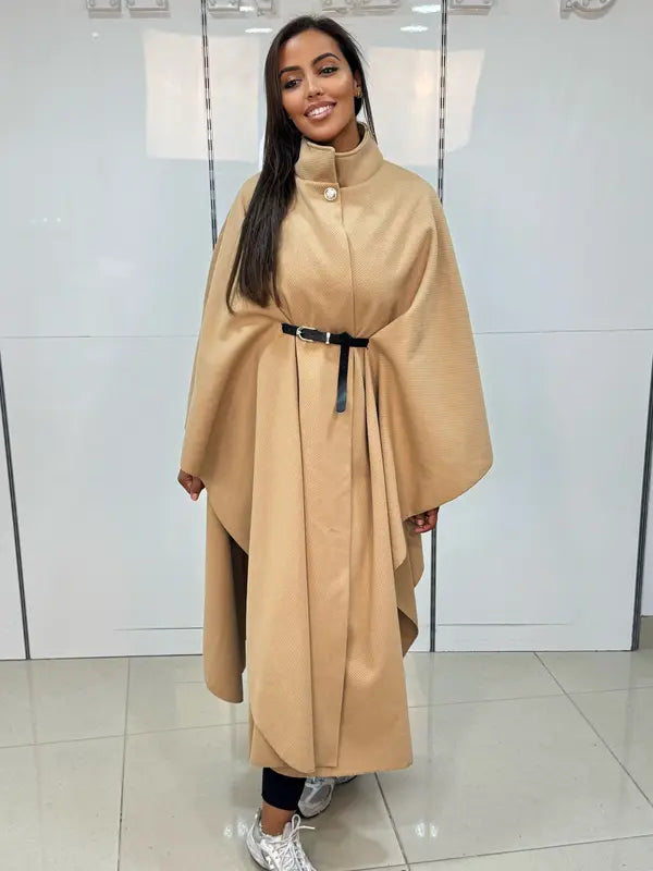 Manteau long avec cape ceinturée
