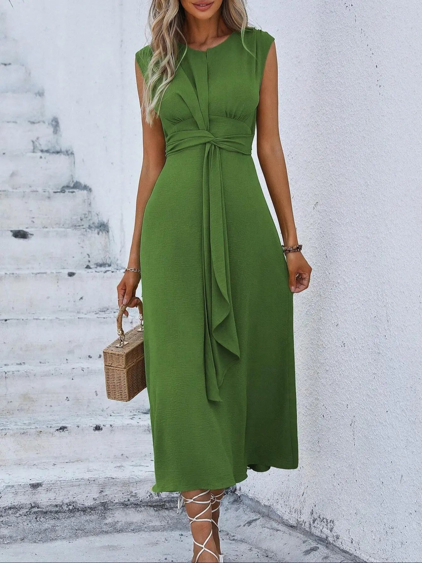 Robe simple sans manches à col rond pour femme, design amincissant à l'avant, taille cintrée trapèze, parfaite pour les trajets quotidiens décontractés