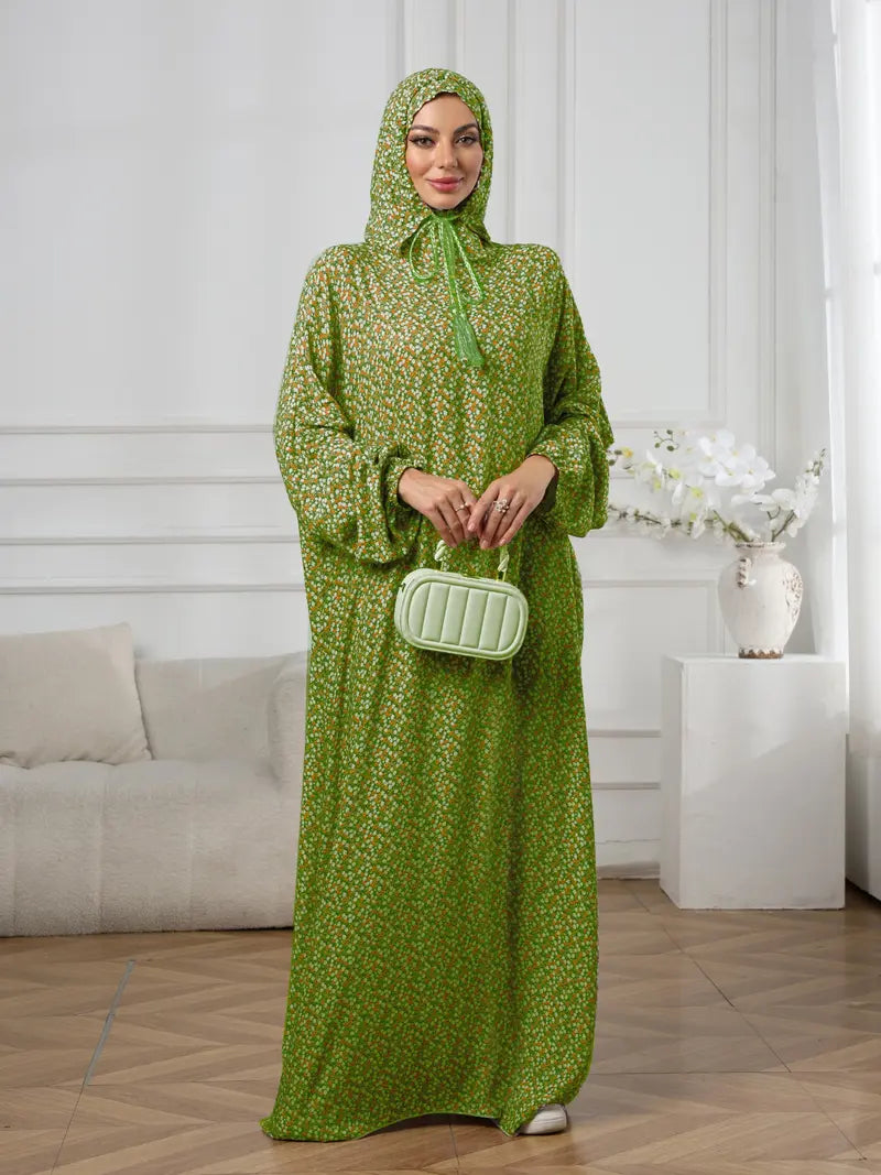 Robe florale grande taille avec capuche et cordon de serrage — coupe ample, manches longues évasées et style à la fois simple et décontracté.