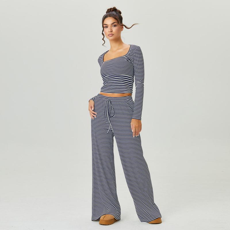 Ensemble de deux pièces décontracté pour femme : haut court à rayures à col carré et manches longues, et pantalon large taille basse, tenues minimalistes, vêtements confortables pour femme