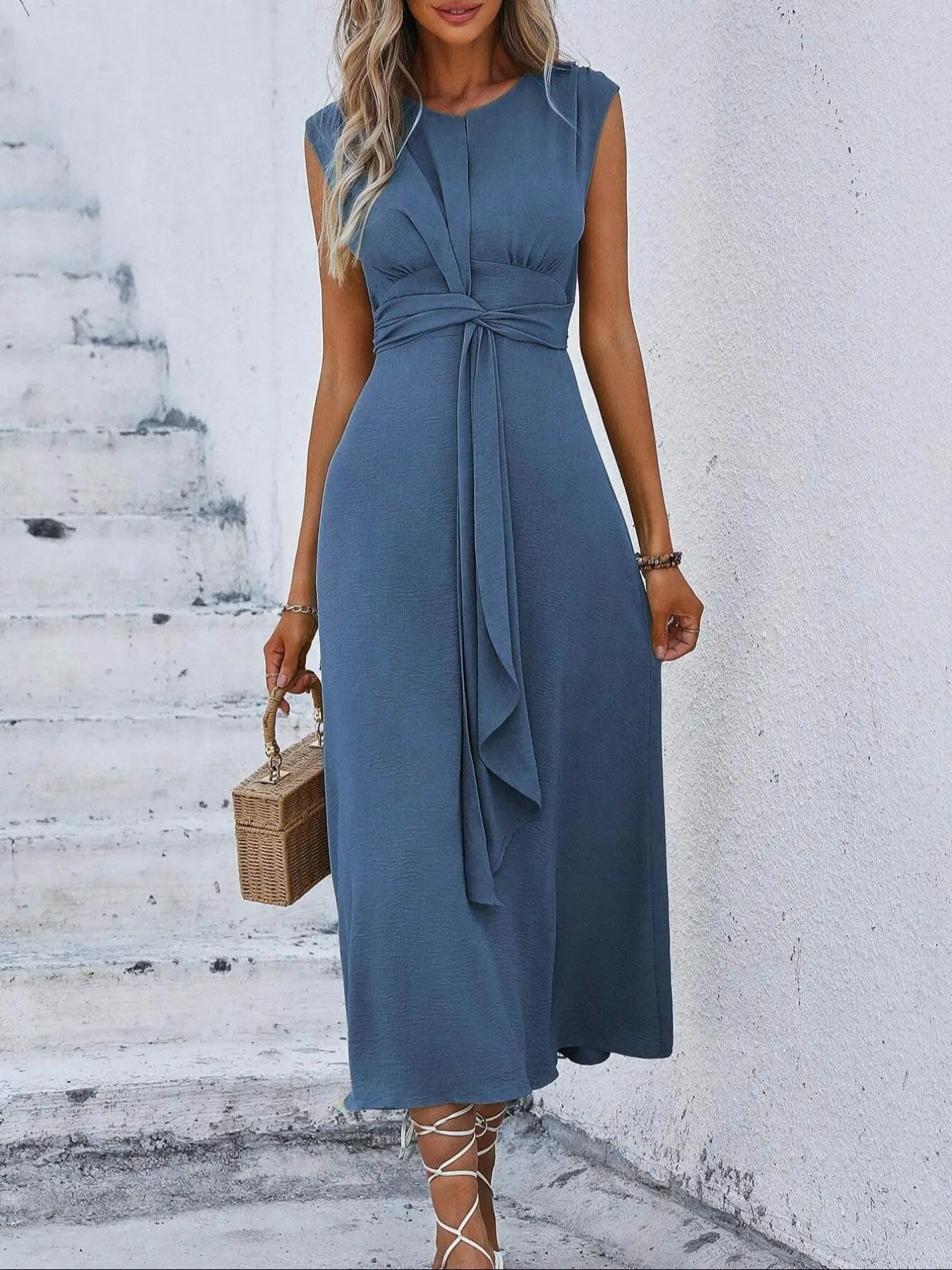 Robe simple sans manches à col rond pour femme, design amincissant à l'avant, taille cintrée trapèze, parfaite pour les trajets quotidiens décontractés